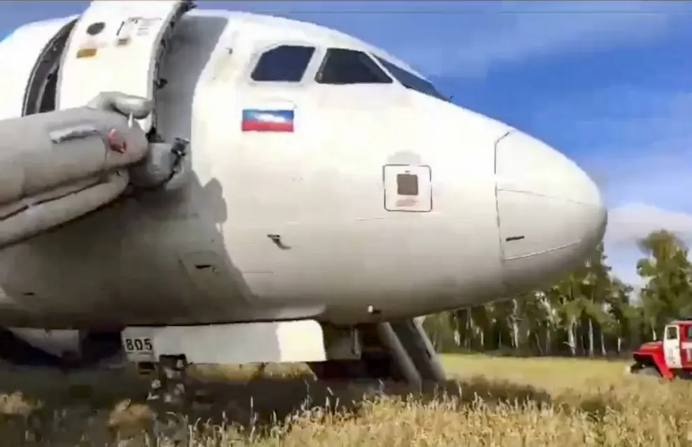Ubinsky District (Russian Federation), 12/09/2023.- A handout still image taken from a handout video made available by the Russian Emergencies Ministry press-service shows the pilots standing near an Airbus A320 Ural Airlines plane on the field after an emergency landing due to critical engine failure and hydraulic failure, at a site in the Ubinsky district, Novosibirsk region, Russia, 12 September 2023. An Airbus A320 Ural Airlines plane, flying from Sochi to Omsk, made an emergency landing in the Novosibirsk region. There were 159 passengers on board the plane, including 23 children, six crew members. All of the people aboard were evacuated. There was reports of damage to buildings or structures on the ground. (Rusia) EFE/EPA/RUSSIAN EMERGENCIES MINISTRY / HANDOUT BEST QUALITY AVAILABLE HANDOUT EDITORIAL USE ONLY/NO SALES
 RUSSIA PLANE CRASH