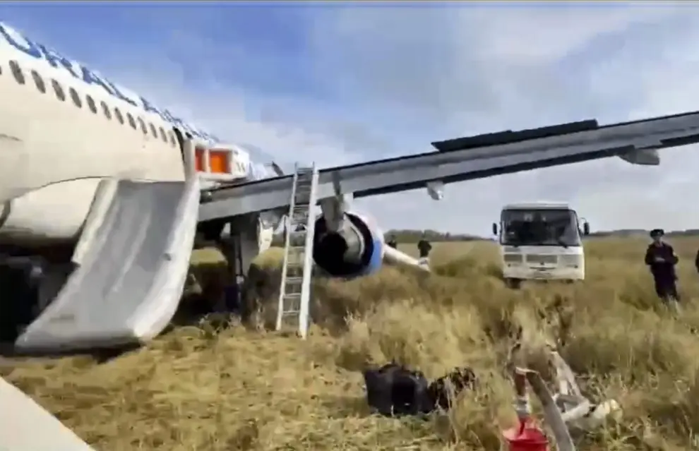 Ubinsky District (Russian Federation), 12/09/2023.- A handout still image taken from a handout video made available by the Russian Emergencies Ministry press-service shows an Airbus A320 Ural Airlines plane on the field after an emergency landing due to critical engine failure and hydraulic failure, at a site in the Ubinsky district, Novosibirsk region, Russia, 12 September 2023. An Airbus A320 Ural Airlines plane, flying from Sochi to Omsk, made an emergency landing in the Novosibirsk region. There were 159 passengers on board the plane, including 23 children, six crew members. All of the people aboard were evacuated. There was reports of damage to buildings or structures on the ground. (Rusia) EFE/EPA/RUSSIAN EMERGENCIES MINISTRY / HANDOUT BEST QUALITY AVAILABLE HANDOUT EDITORIAL USE ONLY/NO SALES
 RUSSIA PLANE CRASH