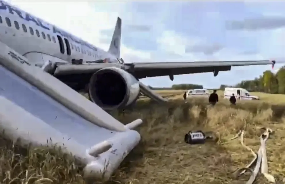 Ubinsky District (Russian Federation), 12/09/2023.- A handout still image taken from a handout video made available by the Russian Emergencies Ministry press-service shows an Airbus A320 Ural Airlines plane on the field after an emergency landing due to critical engine failure and hydraulic failure, at a site in the Ubinsky district, Novosibirsk region, Russia, 12 September 2023. An Airbus A320 Ural Airlines plane, flying from Sochi to Omsk, made an emergency landing in the Novosibirsk region. There were 159 passengers on board the plane, including 23 children, six crew members. All of the people aboard were evacuated. There was reports of damage to buildings or structures on the ground. (Rusia) EFE/EPA/RUSSIAN EMERGENCIES MINISTRY / HANDOUT BEST QUALITY AVAILABLE HANDOUT EDITORIAL USE ONLY/NO SALES
 RUSSIA PLANE CRASH