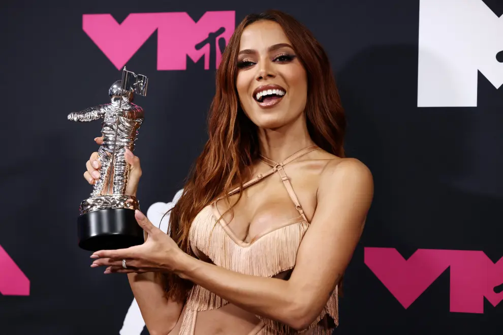 Anitta con the Best Latin Award for 'Funk Rave"