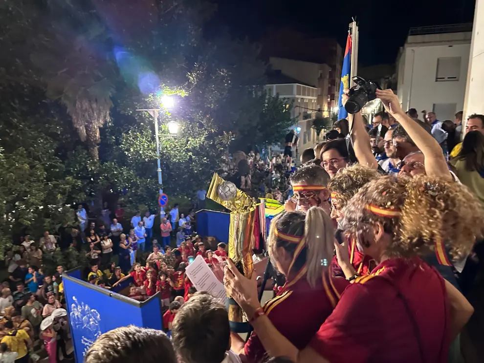 Binefarenses y comarcanos se han lanzado a la calle para disfrutar de los primeros actos de las fiestas de Binéfar,