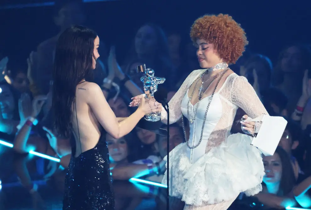 Ice Spice recibe the Best New Artist Award from Dove Cameron
