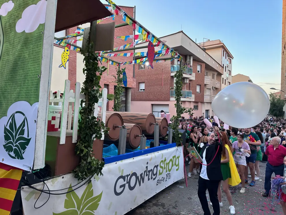 Binefarenses y comarcanos se han lanzado a la calle para disfrutar de los primeros actos de las fiestas de Binéfar,