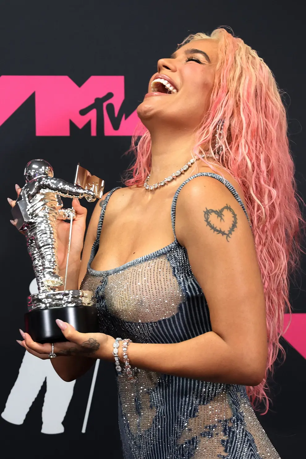 Karol G con su premio tras la colaboración con Shakira en "TQG"