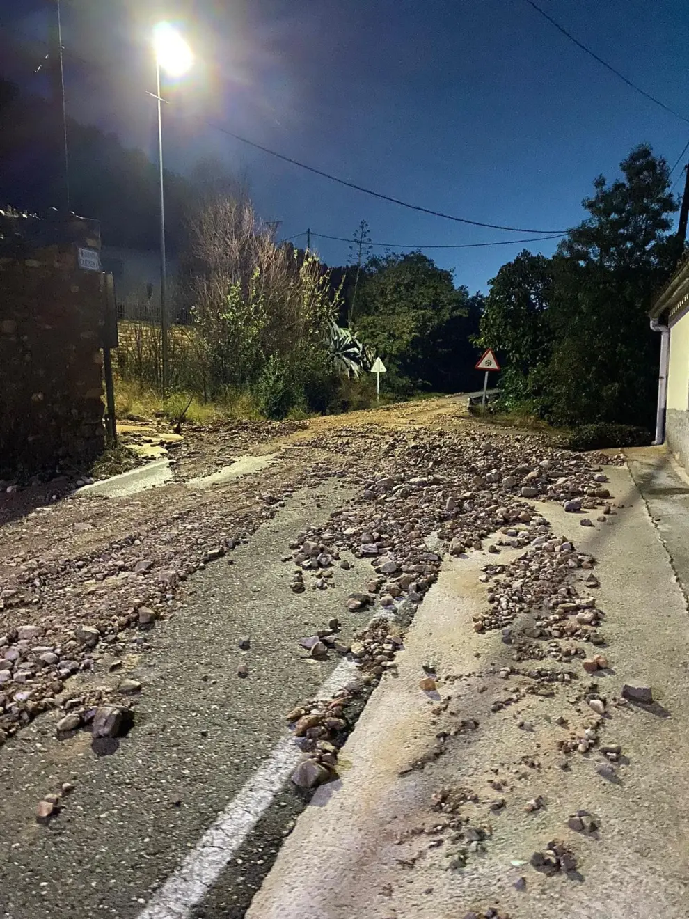 Las calles de Tosos se llenan de piedras tras una fuerte tormenta