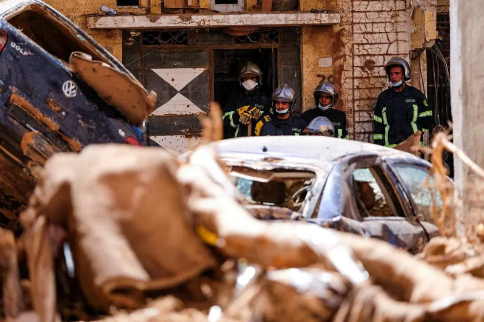 Members of the rescue team from the Egyptian army look at the damaged cars, following a powerful storm and heavy rainfall hitting the country, in Derna, Libya September 13, 2023. REUTERS/Esam Omran Al-Fetori     TPX IMAGES OF THE DAY