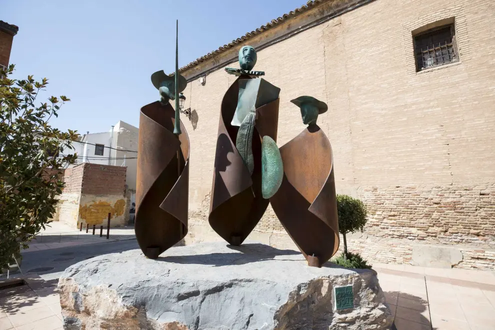 Escultura de Cervantes y Don Quijote que luce en la plaza de España de Pedrola