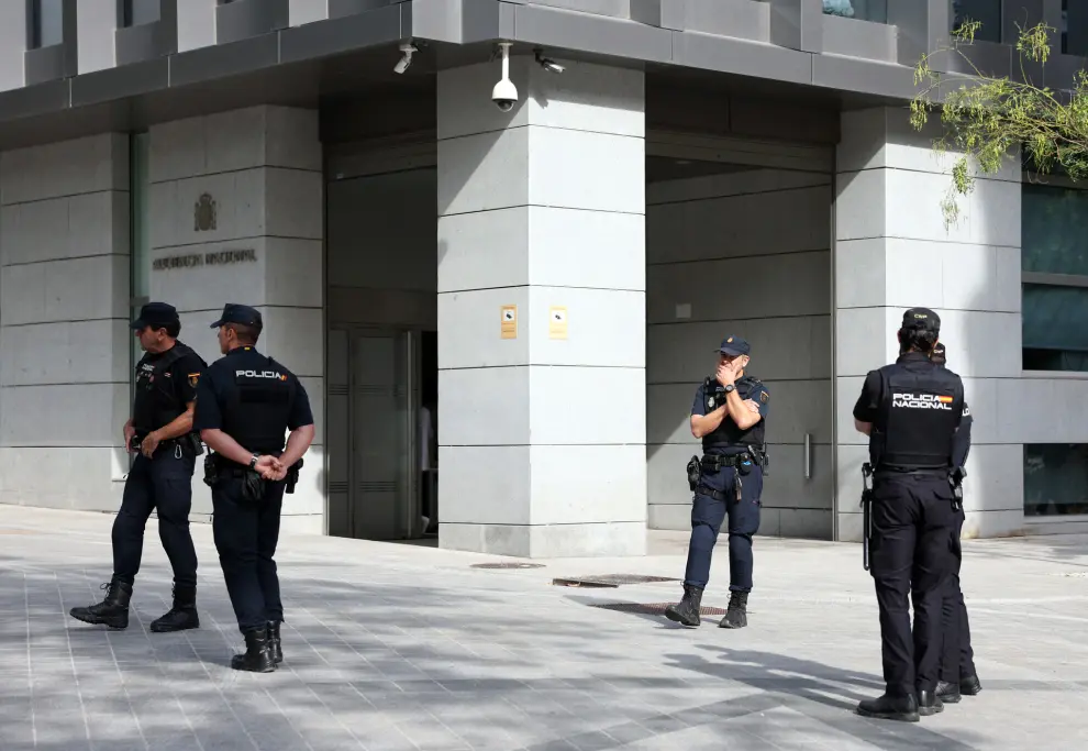 Police officers are pictured outside the high court, after the arrival of the former president of the Royal Spanish Football Federation Luis Rubiales, in Madrid, Spain - September 15, 2023 REUTERS/Isabel Infantes