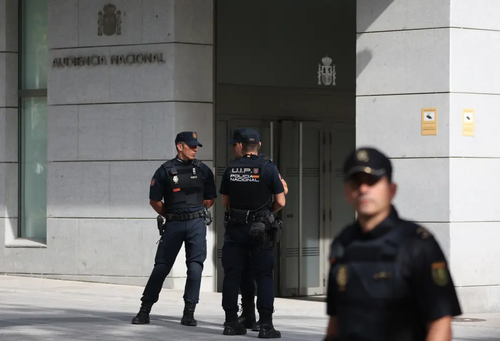 Police officers are pictured outside the high court, after the arrival of the former president of the Royal Spanish Football Federation Luis Rubiales, in Madrid, Spain - September 15, 2023 REUTERS/Isabel Infantes