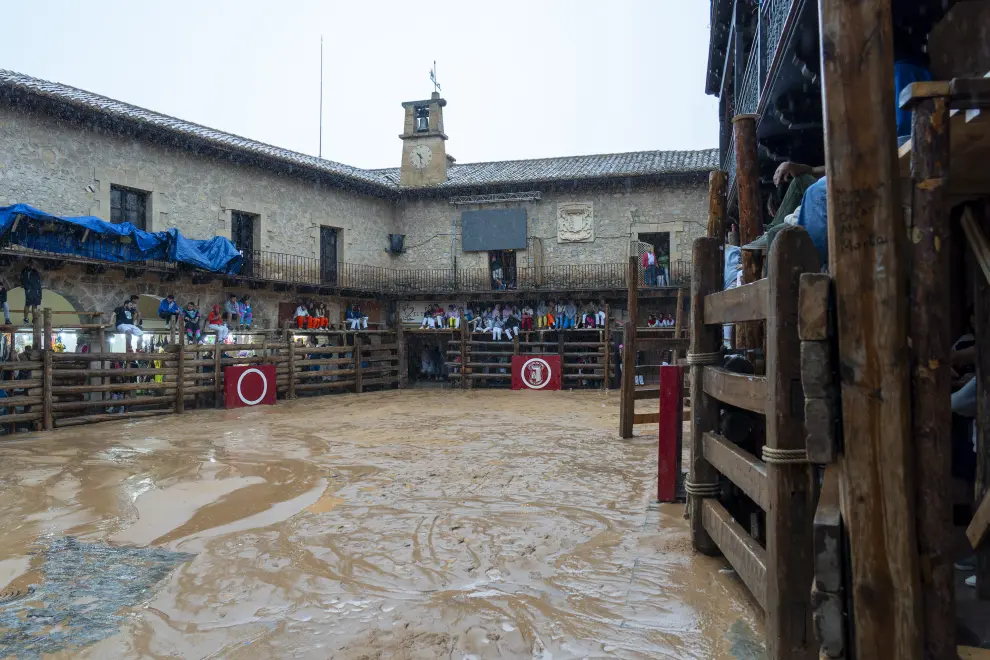 Las precipitaciones han obligado este viernes a suspender el encierro taurino previsto en la localidad turolense, que encara los últimos días de sus festejos populares.