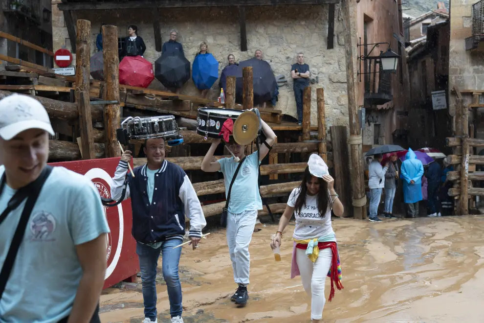 Las precipitaciones han obligado este viernes a suspender el encierro taurino previsto en la localidad turolense, que encara los últimos días de sus festejos populares.