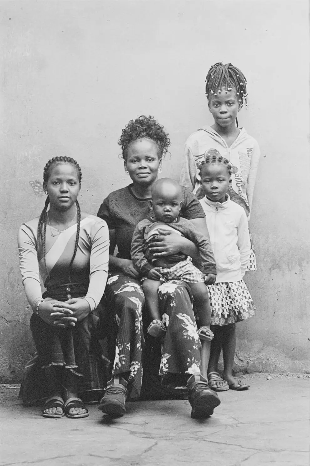 Sofia Elface Fumo, con cuatro de sus hijos en 2023.  Tenía 11 años cuando pisó una mina antipersona en Mozambique.