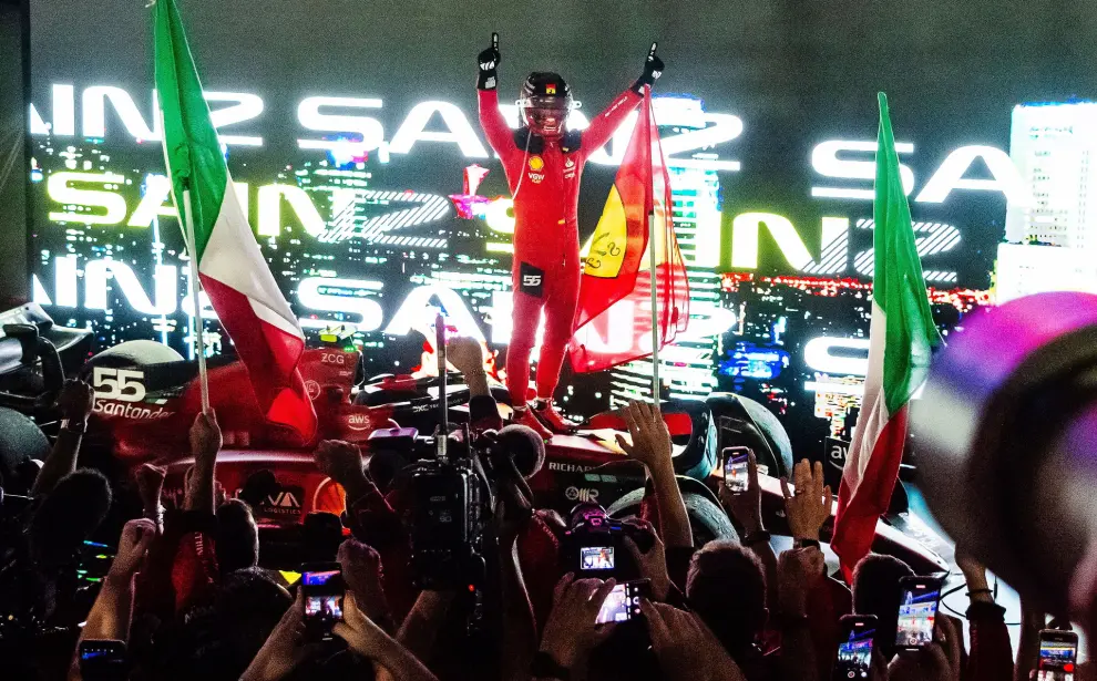 Singapore (Singapore), 17/09/2023.- Spanish Formula One driver Carlos Sainz of Scuderia Ferrari celebrates after winning the Singapore Formula One Grand Prix race at the Marina Bay Street Circuit, Singapore, 17 September 2023. (Fórmula Uno, Singapur, Singapur) EFE/EPA/TOM WHITE
