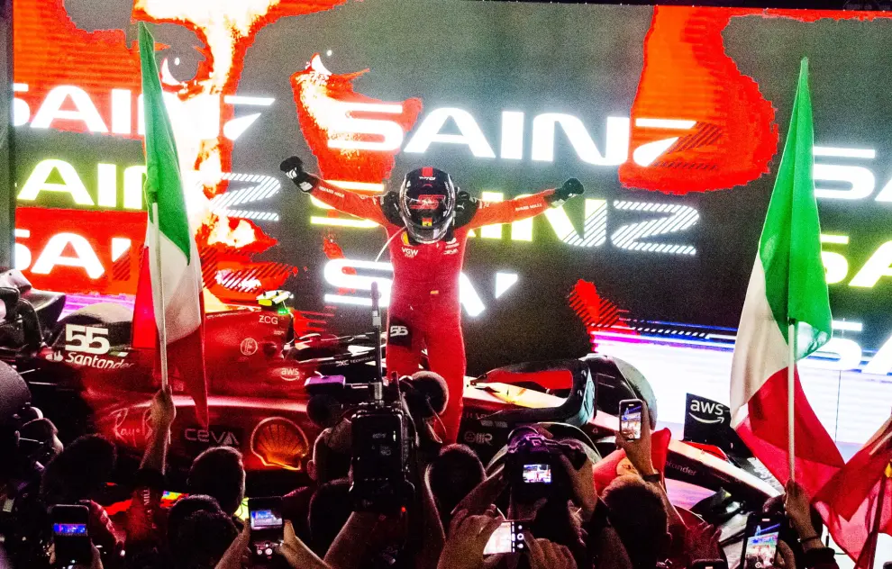 Singapore (Singapore), 17/09/2023.- Spanish Formula One driver Carlos Sainz of Scuderia Ferrari celebrates after winning the Singapore Formula One Grand Prix race at the Marina Bay Street Circuit, Singapore, 17 September 2023. (Fórmula Uno, Singapur, Singapur) EFE/EPA/TOM WHITE
