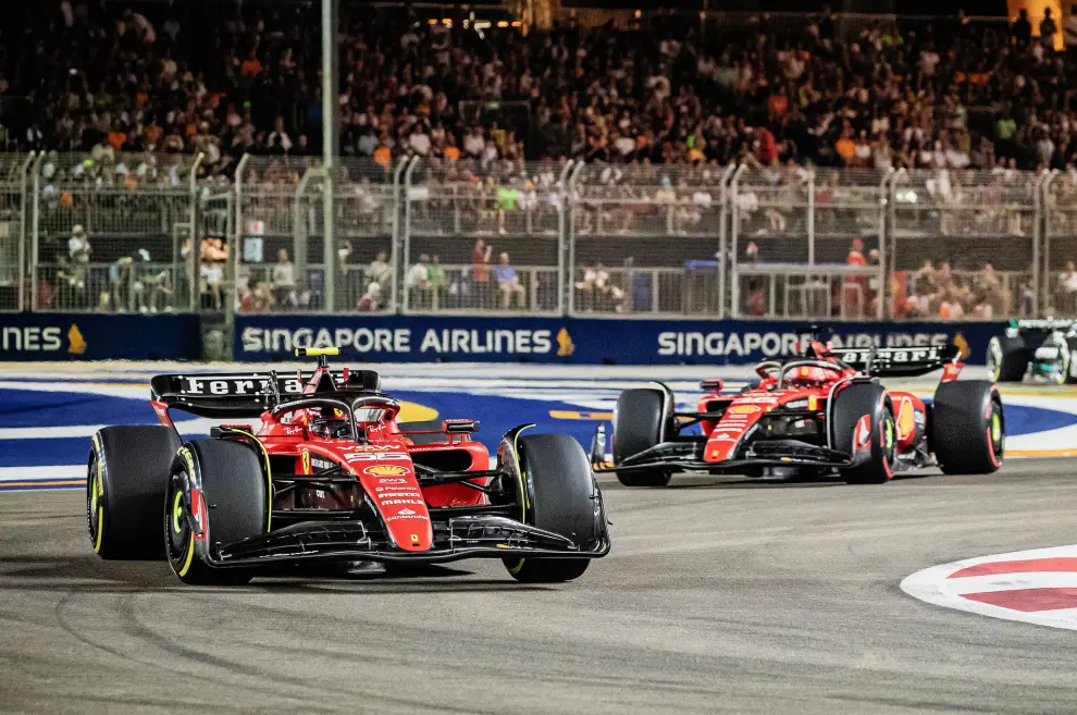 Los Ferraris de Carlos Sainz (a la izquierda) y Charles Leclerc, en acción durante el Gran Premio de Fórmula celebrado en Singapur