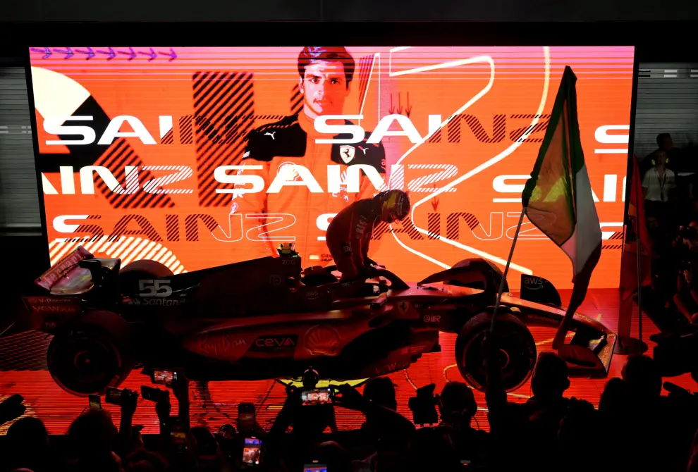 Formula One F1 - Singapore Grand Prix - Marina Bay Street Circuit, Singapore - September 17, 2023  Ferrari's Carlos Sainz Jr. celebrates after winning the Singapore Grand Prix REUTERS/Caroline Chia/Pool