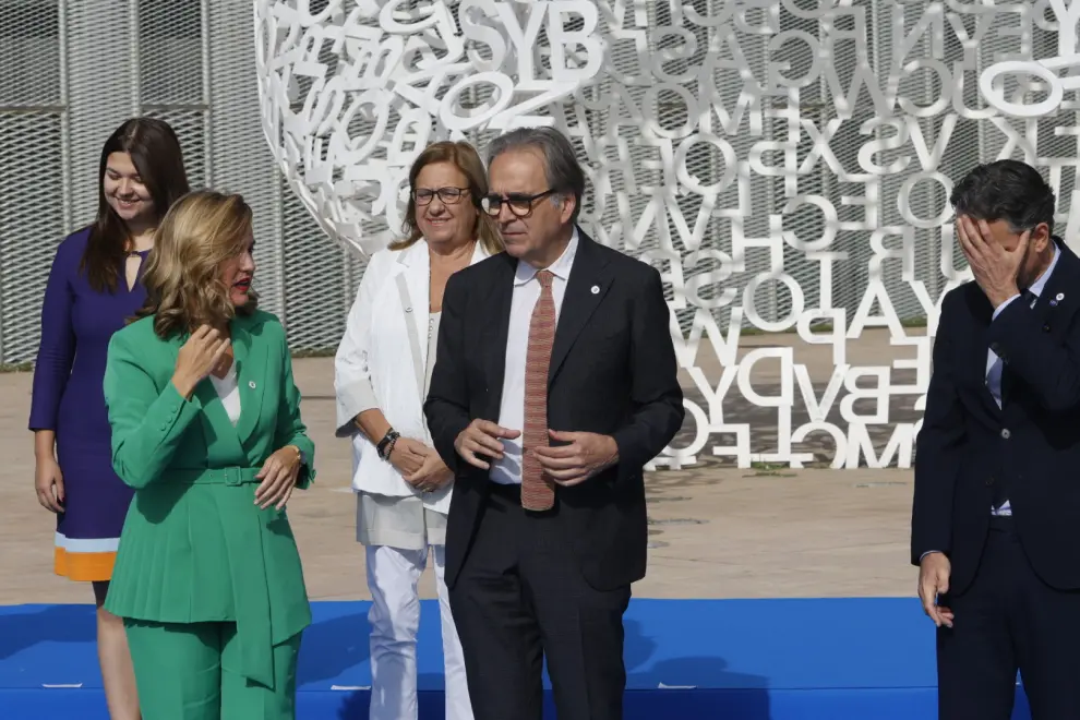 Los ministros de Educación y Universidades de la UE hicieron un receso para posar junto al Alma del Ebro, en Zaragoza.