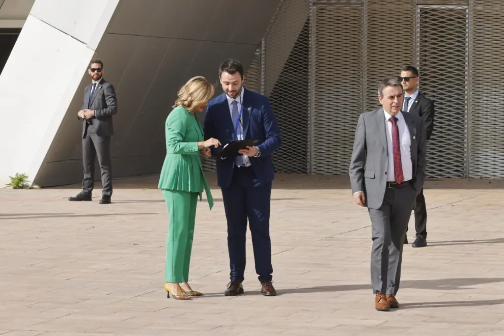 Los ministros de Educación y Universidades de la UE hicieron un receso para posar junto al Alma del Ebro, en Zaragoza.
