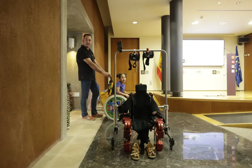 Niños aragoneses con discapacidad cerebral mejoran su movilidad y su calidad de vida gracias al exesqueleto pediátrico