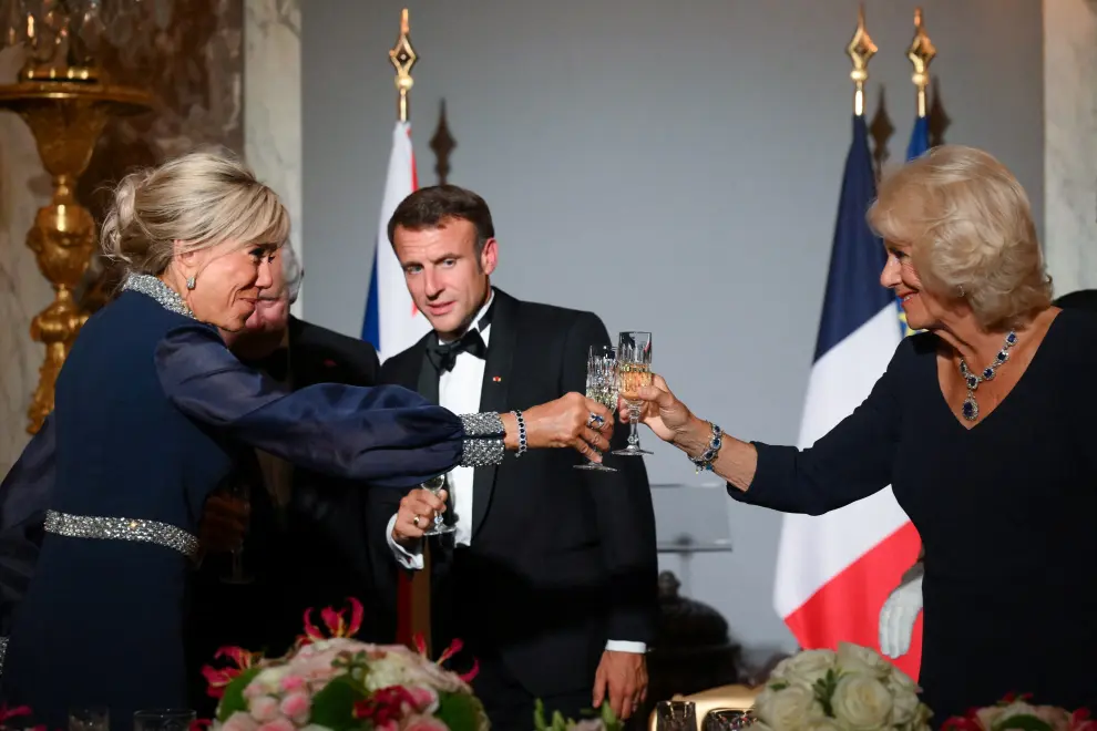 French President Emmanuel Macron kisses Britain's Queen Camilla hand before a state dinner in honor of Britain's King Charles and Queen Camilla at the Chateau de Versailles (Versailles Palace) in Versailles, near Paris, on the first day of their State visit to France, September 20, 2023. REUTERS/Hannah McKay BRITAIN-ROYALS/FRANCE