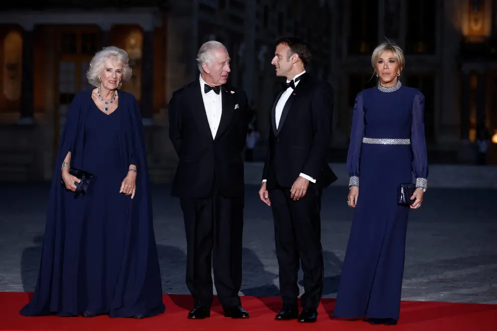 French President Emmanuel Macron with his wife Brigitte Macron and Britain's King Charles and Queen Camilla arrive to attend a state dinner in honor of Britain's King Charles and Queen Camilla at the Chateau de Versailles (Versailles Palace) in Versailles, near Paris, on the first day of their State visit to France, September 20, 2023. REUTERS/Hannah McKay BRITAIN-ROYALS/FRANCE