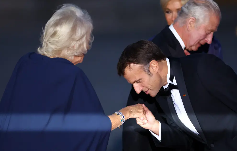 French President Emmanuel Macron, his wife Brigitte Macron, Britain's King Charles and Queen Camilla arrive to attend a state dinner at the Chateau de Versailles (Versailles Palace) in Versailles, near Paris, on the first day of their State visit to France, September 20, 2023. REUTERS/Benoit Tessier BRITAIN-ROYALS/FRANCE
