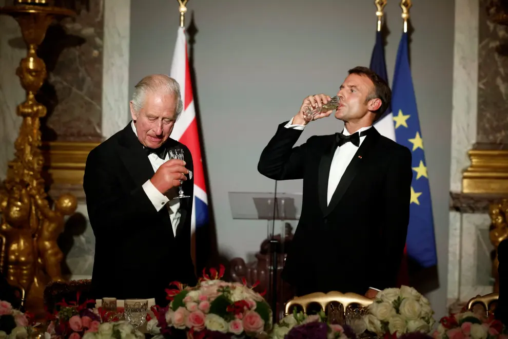 Britain's King Charles toasts with French president's wife Brigitte Macron during a state banquet at the Palace of Versailles, west of Paris, on September 20, 2023, on the first day of a British royal state visit to France. DANIEL LEAL/Pool via REUTERS BRITAIN-ROYALS/FRANCE