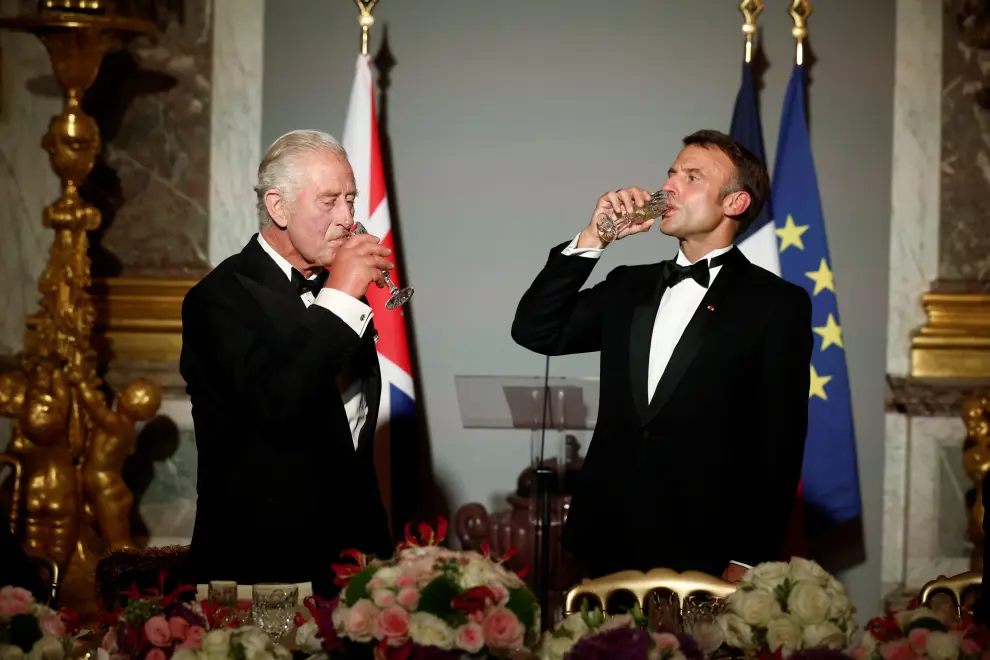 French President Emmanuel Macron and Britain's King Charles toast during a state dinner in the Hall of Mirrors (Galerie des Glaces) at the Chateau de Versailles (Versailles Palace) in Versailles, near Paris, on the first day of their State visit to France, September 20, 2023. REUTERS/Benoit Tessier/Pool BRITAIN-ROYALS/FRANCE
