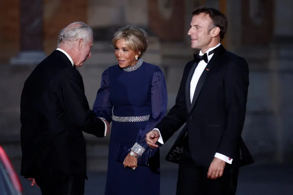 French president's wife Brigitte Macron toast with Britain's Queen Camilla as French President Emmanuel Macron looks on during a state banquet at the Palace of Versailles, west of Paris, on September 20, 2023, on the first day of a British royal state visit to France. Britain's King Charles and his wife Queen Camilla are on a three-day state visit to France. DANIEL LEAL/Pool via REUTERS BRITAIN-ROYALS/FRANCE