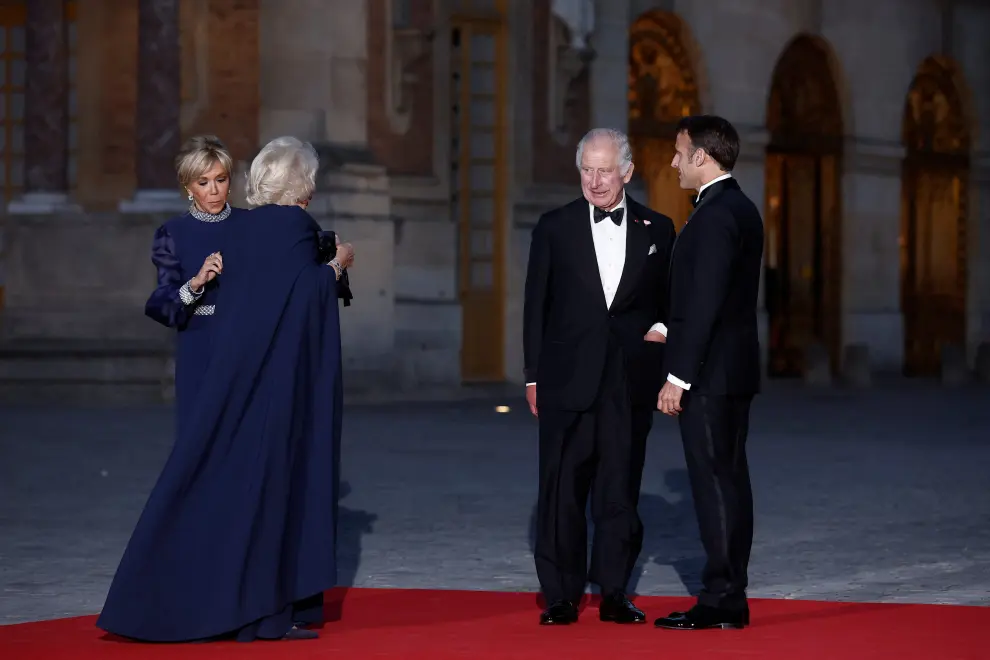 French President Emmanuel Macron and his wife Brigitte Macron welcome Britain's King Charles and Queen Camilla (not seen) as they arrive for a state dinner at the Chateau de Versailles (Versailles Palace) in Versailles, near Paris, on the first day of their State visit to France, September 20, 2023. REUTERS/Benoit Tessier BRITAIN-ROYALS/FRANCE