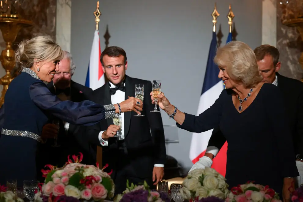 French President Emmanuel Macron and Britain's King Charles toast during a state dinner in the Hall of Mirrors (Galerie des Glaces) at the Chateau de Versailles (Versailles Palace) in Versailles, near Paris, on the first day of their State visit to France, September 20, 2023. REUTERS/Benoit Tessier/Pool     TPX IMAGES OF THE DAY BRITAIN-ROYALS/FRANCE