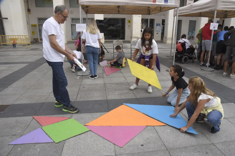 Alzheimer Huesca ha organizado una divertida yincana popular en la plaza de Luis López Allué.