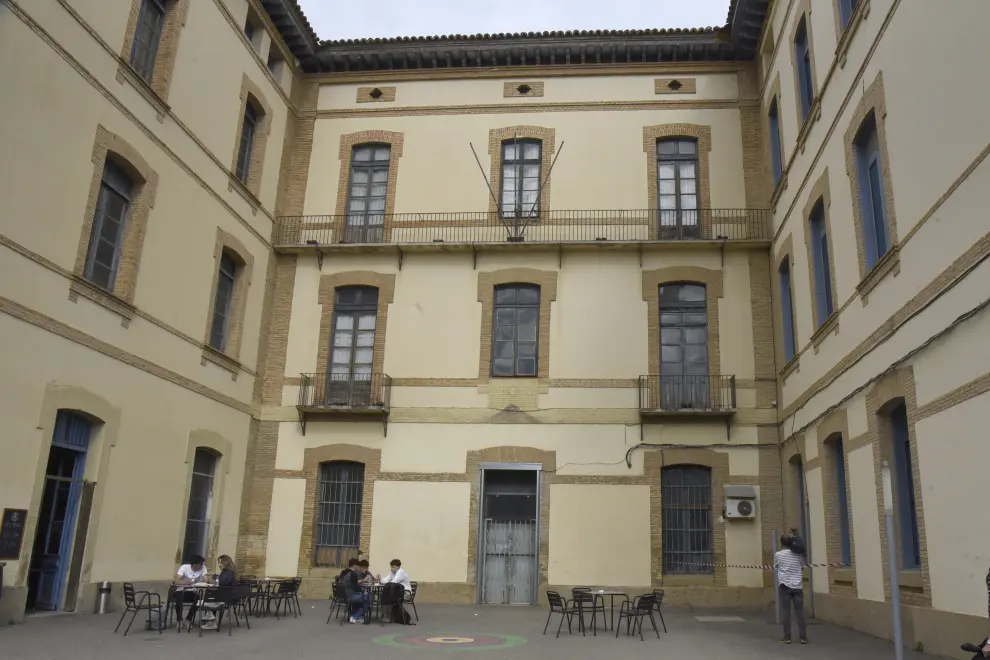 Después de 15 años sin uso, el ala izquierda de la antigua Residencia de Niños de Huesca, donde se ubicará Medicina y Enfemería, está muy degradada.