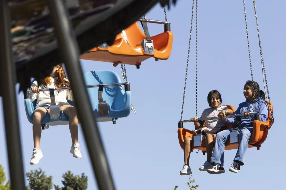 Las familias numerosas han disfrutado de un día de diversión en el parque de Atracciones de Zaragoza.