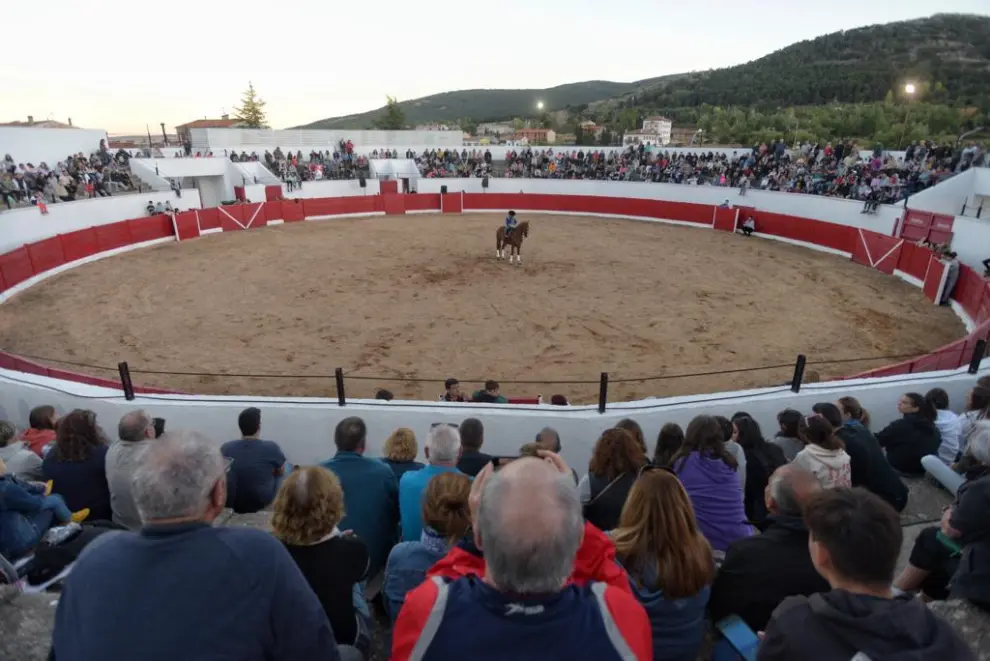 Exhibición ecuestre en la plaza de toros de Orihuela del Tremedal (Teruel).