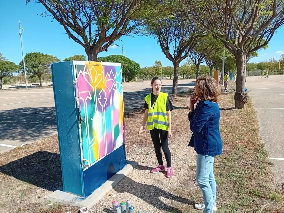 Jóvenes grafiteros extienden su arte por el barrio.