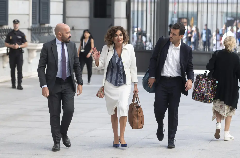 La vicesecretaria general del PSOE y ministra de Hacienda en funciones, María Jesús Montero, a su llegada a la primera sesión del debate de investidura del líder del PP, en el Congreso de los Diputados.
