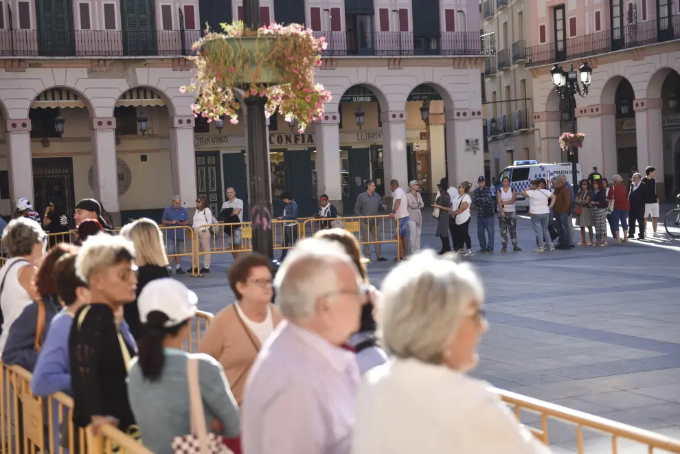 Reparto presencial de Bonos Impulsa Huesca en la plaza López Allué.