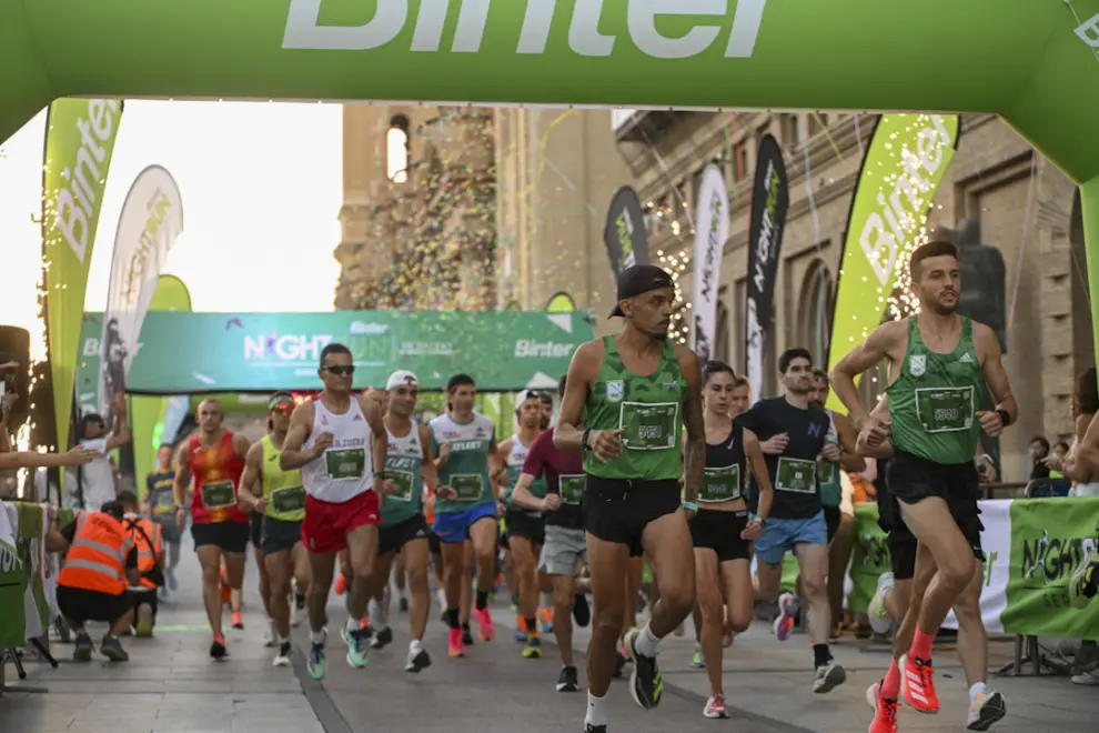 La Binter Nightrun llena de atletismo el anochecer de Zaragoza