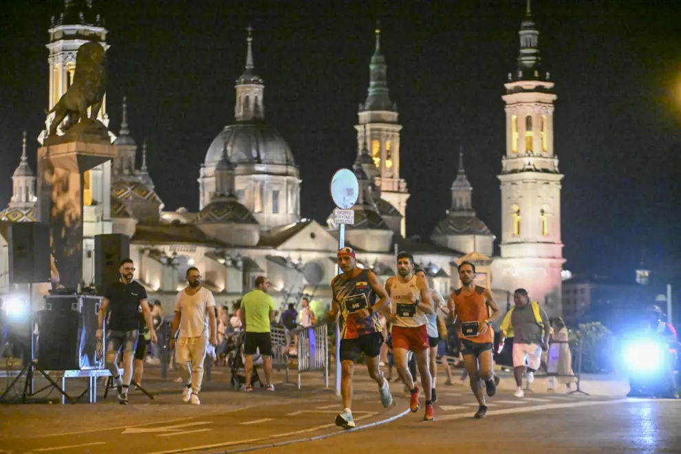 La Binter Nightrun llena de atletismo el anochecer de Zaragoza