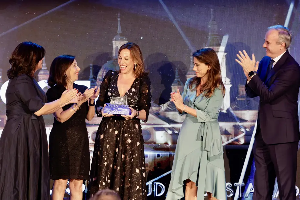 La alcaldesa de Zaragoza, Natalia Chueca, recibe el premio de manos de Paloma de Yarza, Margarita Robles, Isabel Moreno y Jorge Azcón.