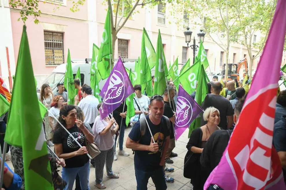 Concentración de los trabajadores de hostelería ante las puertas del SAMA.