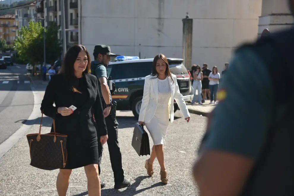 Llegada de la abogada del detenido, Rocío Notivoli, a los juzgados de Boltaña.