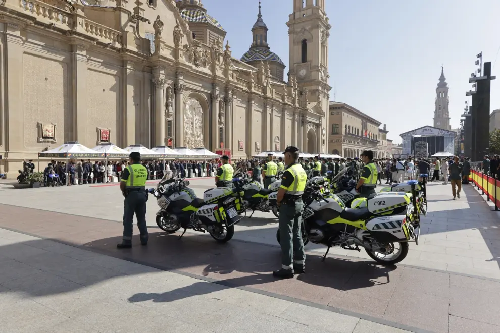Parada militar y desfile de la Guardia Civil en la plaza del Pilar de Zaragoza en el día de su patrona.
