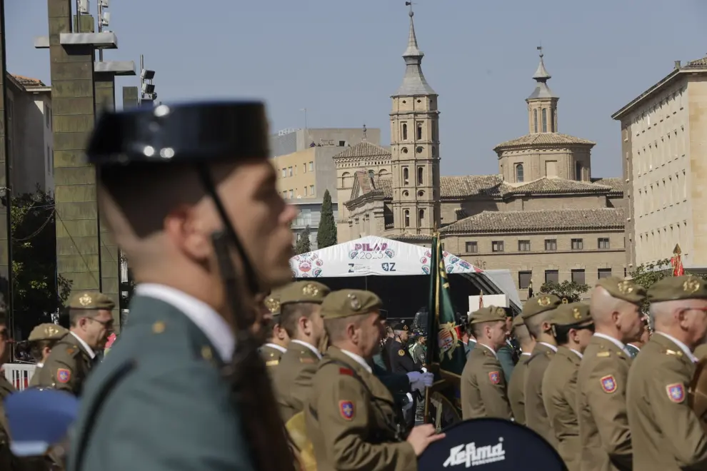 Parada militar y desfile de la Guardia Civil en la plaza del Pilar de Zaragoza en el día de su patrona.
