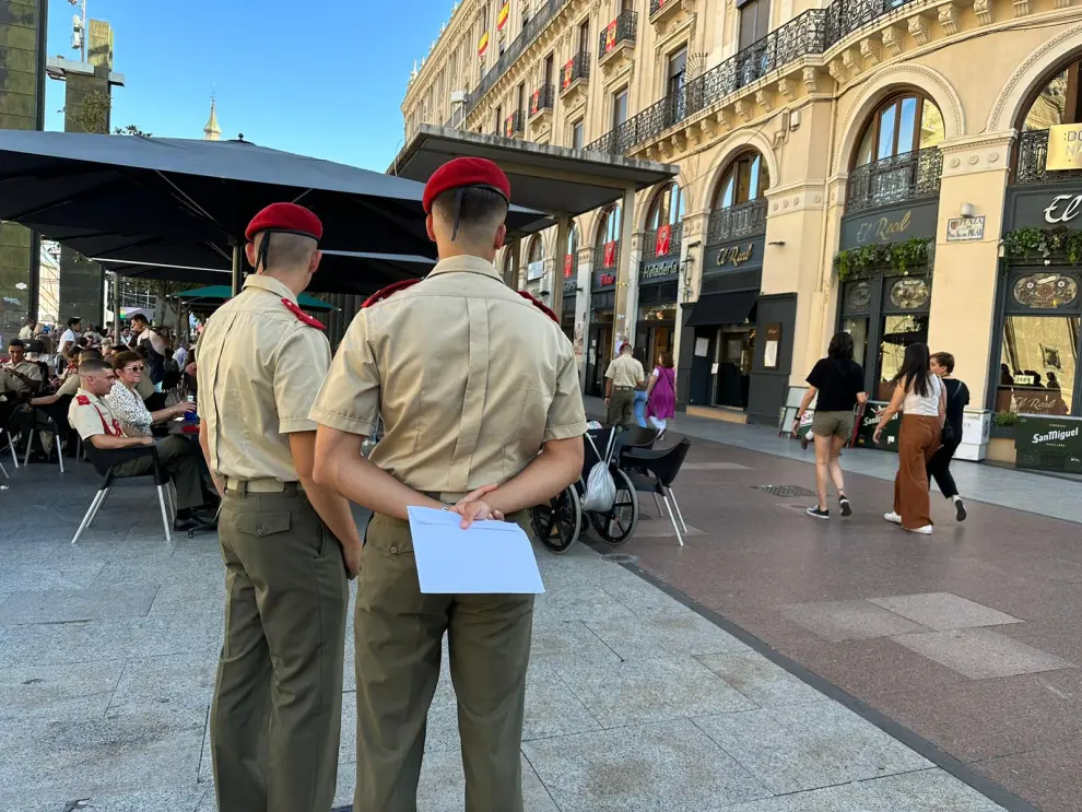 Cadetes de la Academia General Militar en la plaza del Pilar.