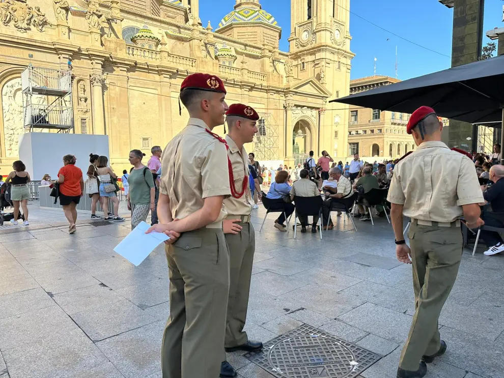 Cadetes de la Academia General Militar en la plaza del Pilar.
