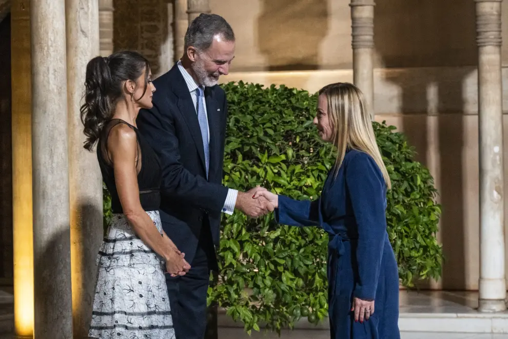Spain's King Felipe VI and Queen Letizia, Spanish Prime Minister Pedro Sanchez and his wife Maria Begona Gomez stand, as European country leaders visit the Court of the Lions at Alhambra Palace, on the day of the European Political Community Summit in Granada, Spain October 5, 2023. REUTERS/Jon Nazca EUROPE-SUMMIT/