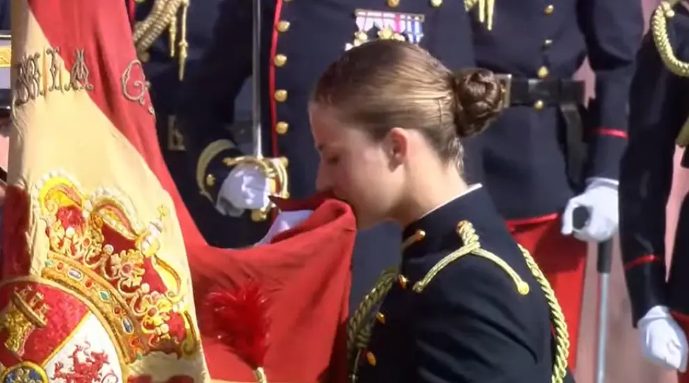 La princesa Leonor besa la bandera en el acto de jura en la Academia General Militar