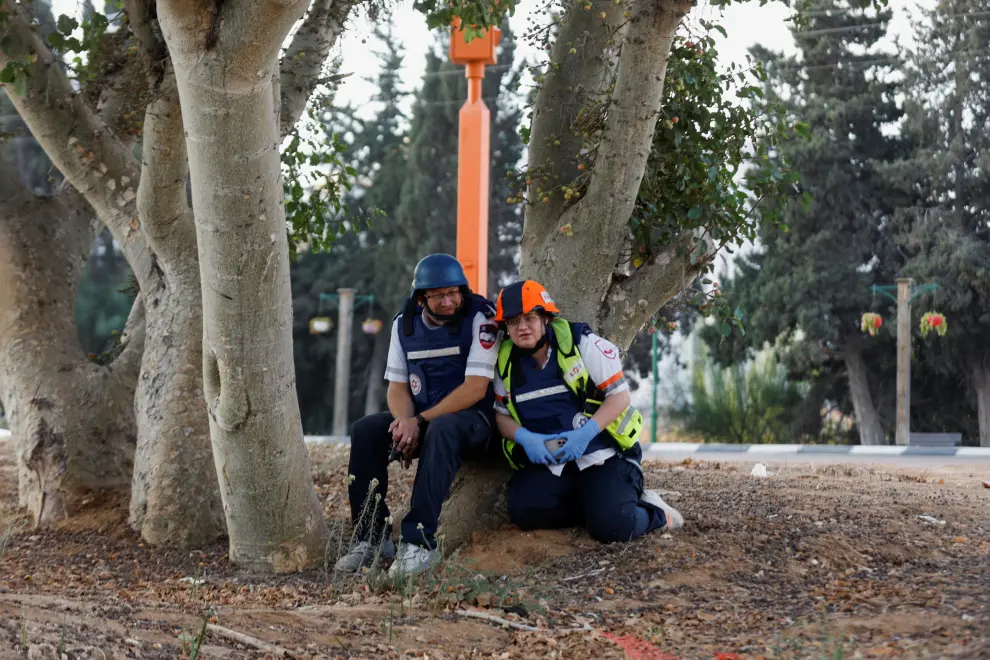 A man puts up security tape, after rockets were launched from the Gaza Strip, in Ashkelon, Israel October 7, 2023. REUTERS/Amir Cohen ISRAEL-PALESTINIANS/SIRENS